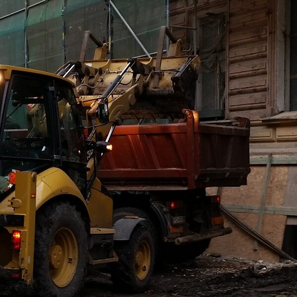Koparka na placu budowy w Wielkopolsce